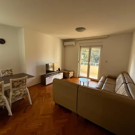 Gennie Apartment *